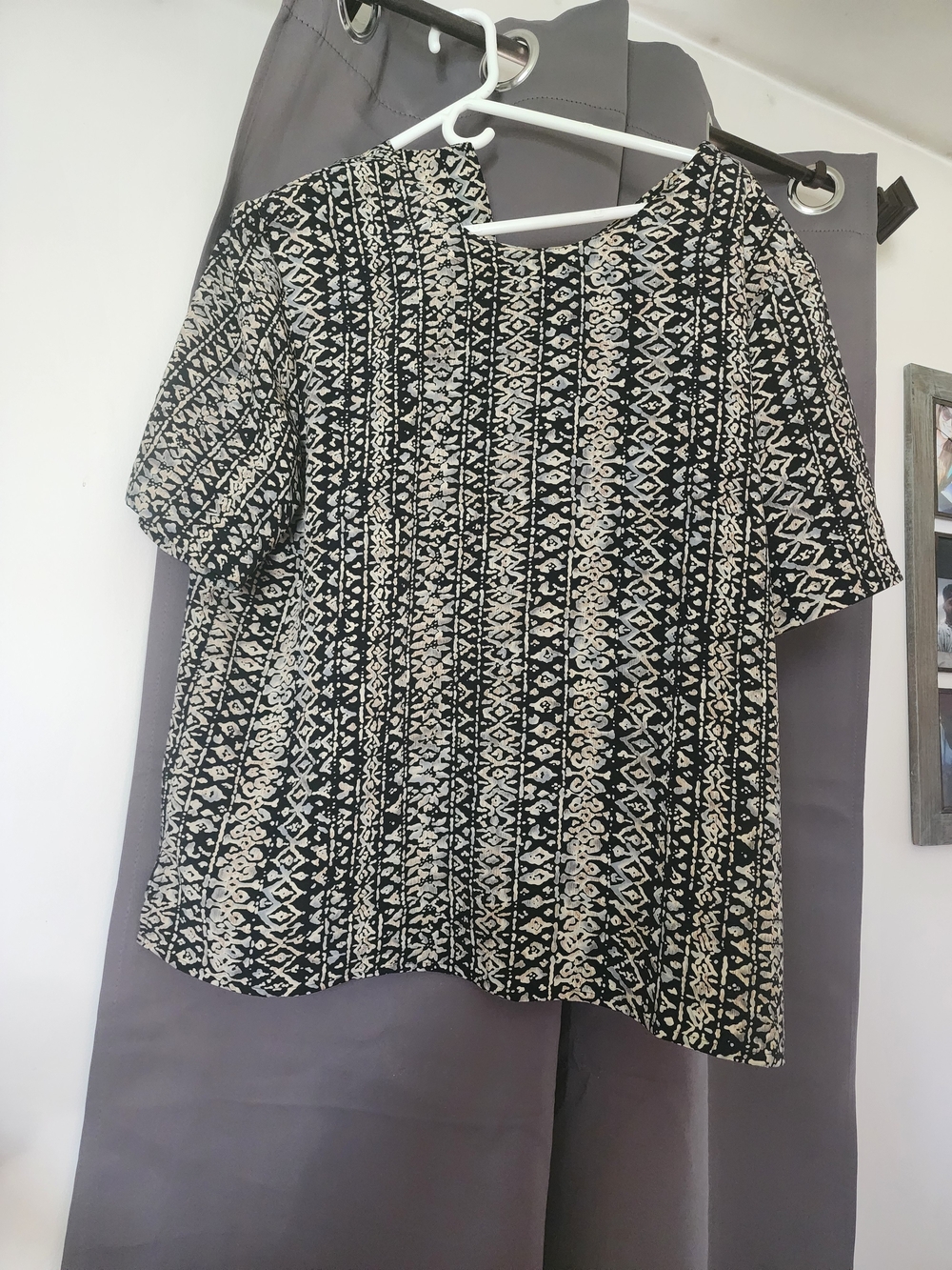 Black & Cream Geometric Short-Sleeve Blouse